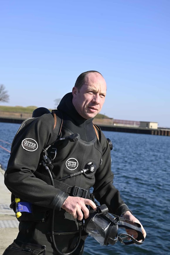 Anders fra DykkerService Nordsj&aelig;lland i dykkerudstyr ved vandet